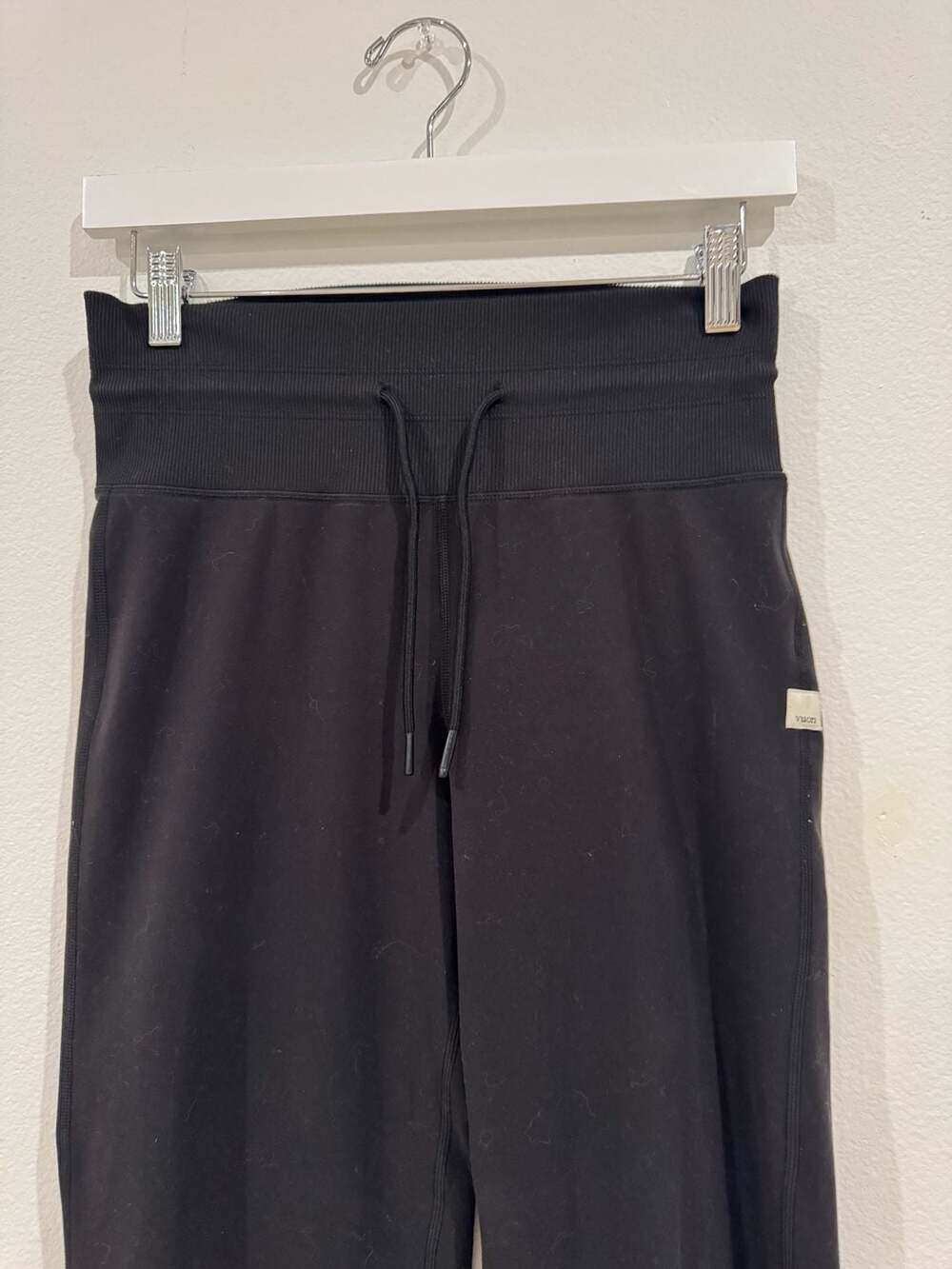 Vuori black high-waisted performance joggers with ribbed waistband and cuffs - Picture 9 of 11